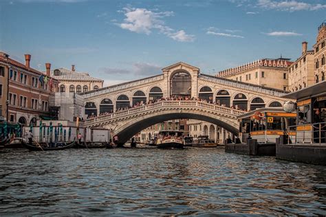 Il Venezia svela le maglie sul ponte di Rialto .